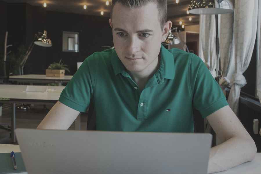 Frederik Schafmeister am Laptop bei der Story-Erstellung